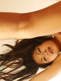 Ryo Sasaki rubs her clit during deep frigging