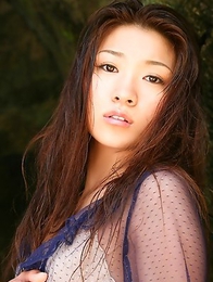 Yuuki Fukasawa with very naughty behind plays on the beach