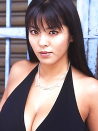 Harumi Nemoto shows big melons in and out of water for cam