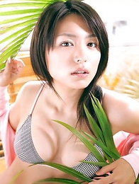 Sensuous gravure hottie Yukie Kawamura is delectable in her pink swim suit
