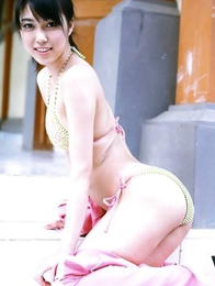 Beautiful gravure angel melts the scene in her bikini at a beach
