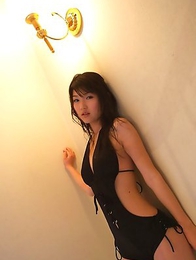 Noriko Kijima with sexy back in black lingerie is very hot